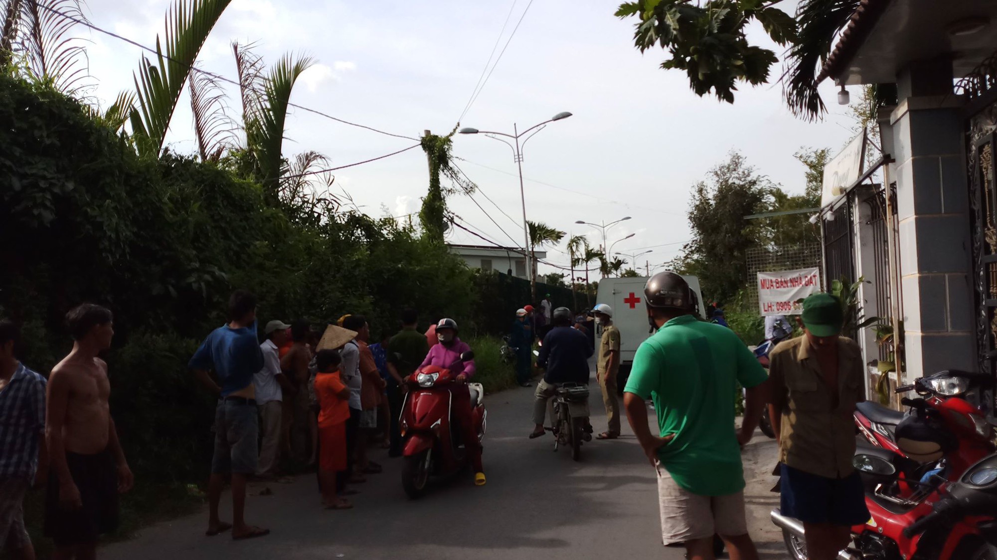 Phát hiện thi thể người đàn ông đang phân hủy trong bãi cỏ ở Sài Gòn