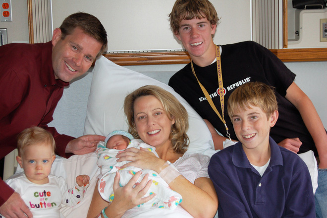 Chưa hết vui vì thụ tinh ống nghiệm thành công, người mẹ sốc nặng khi được thông báo đứa con trong bụng cô là của người khác