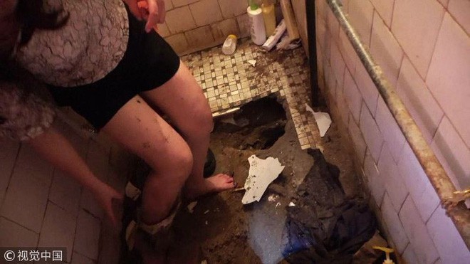 Trung Quốc: Cô gái say rượu thụt chân xuống xí xổm, lính cứu hỏa phải tới phá toa-lét mới lôi được nàng ra