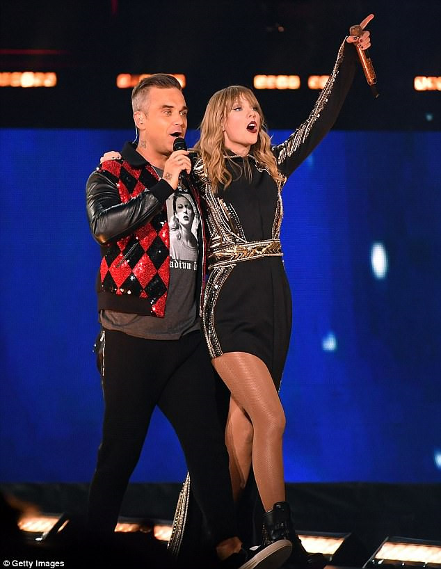Ca sĩ giơ ngón tay thối tại World Cup gây tranh cãi khi diễn show của Taylor Swift Ca sĩ giơ ngón tay thối tại World Cup gây tranh cãi khi diễn show của Taylor Swift
