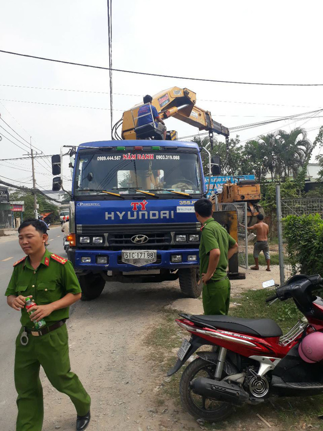 Bỏ tiền túi làm mới đường, nhà hảo tâm tố bị công an xã còng tay vì không xin phép
