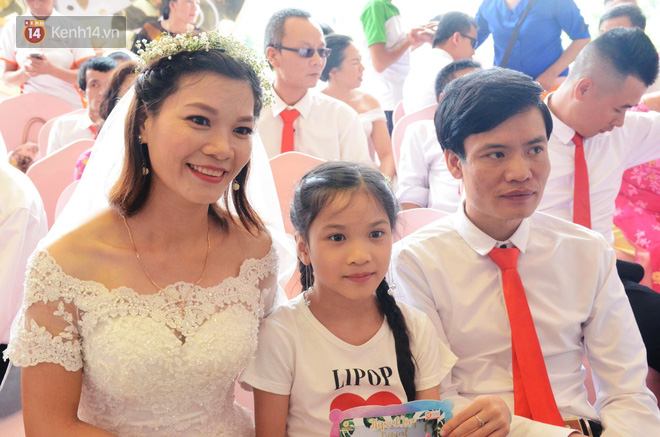 Chuyện tình cảm động phía sau đám cưới của chú rể khiếm thị và cô dâu đột biến gen có mái tóc bạc trắng ở Hà Nội