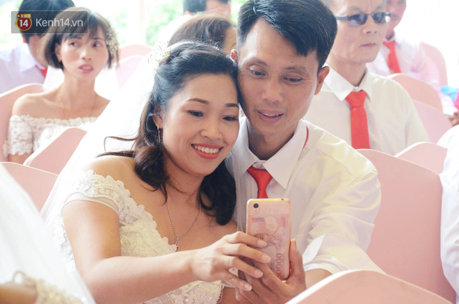 Chuyện tình cảm động phía sau đám cưới của chú rể khiếm thị và cô dâu đột biến gen có mái tóc bạc trắng ở Hà Nội Chuyện tình cảm động phía sau đám cưới của chú rể khiếm thị và cô dâu đột biến gen có mái tóc bạc trắng ở Hà Nội