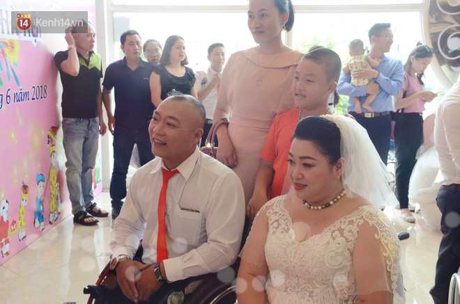 Chuyện tình cảm động phía sau đám cưới của chú rể khiếm thị và cô dâu đột biến gen có mái tóc bạc trắng ở Hà Nội Chuyện tình cảm động phía sau đám cưới của chú rể khiếm thị và cô dâu đột biến gen có mái tóc bạc trắng ở Hà Nội