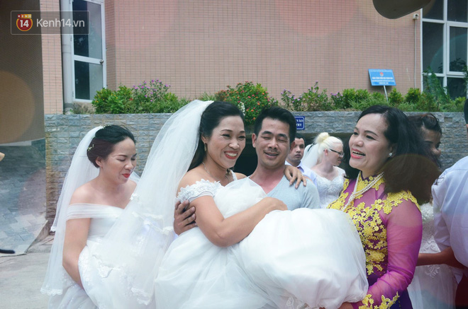 Chuyện tình cảm động phía sau đám cưới của chú rể khiếm thị và cô dâu đột biến gen có mái tóc bạc trắng ở Hà Nội Chuyện tình cảm động phía sau đám cưới của chú rể khiếm thị và cô dâu đột biến gen có mái tóc bạc trắng ở Hà Nội