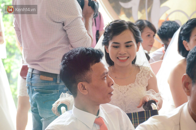 Chuyện tình cảm động phía sau đám cưới của chú rể khiếm thị và cô dâu đột biến gen có mái tóc bạc trắng ở Hà Nội Chuyện tình cảm động phía sau đám cưới của chú rể khiếm thị và cô dâu đột biến gen có mái tóc bạc trắng ở Hà Nội