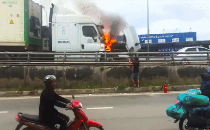 Đầu xe container bốc cháy dữ dội giữa cầu, nhưng cách dập lửa của người đàn ông mới là điều gây chú ý