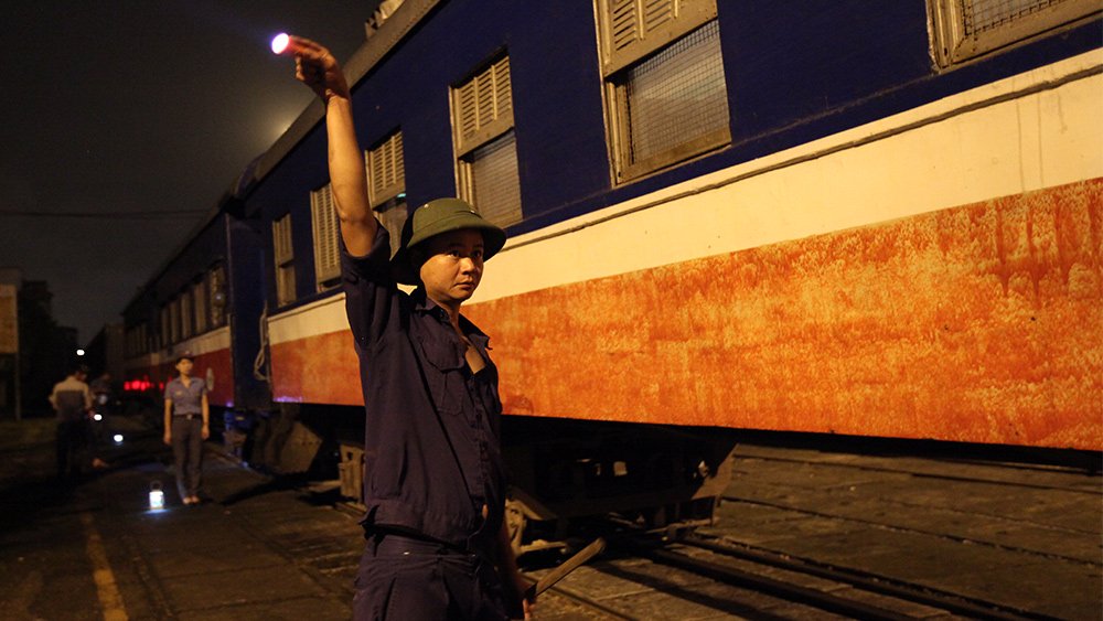 Đoàn tàu rời ga ở Hà Nội với 1 hành khách duy nhất