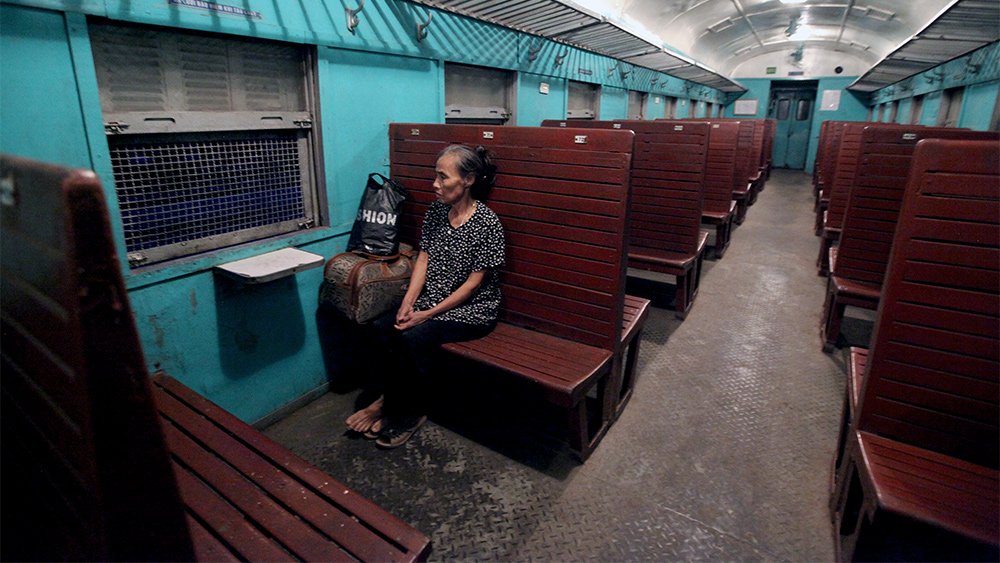 Đoàn tàu rời ga ở Hà Nội với 1 hành khách duy nhất