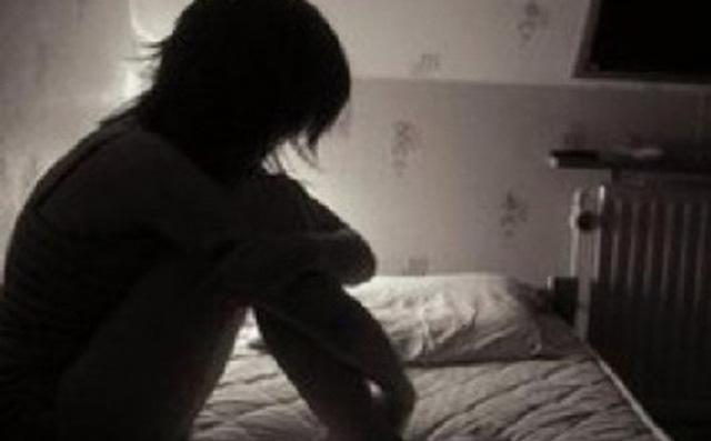 Nhờ bé gái hàng xóm chở về, nam thanh niên đè ra để hiếp dâm