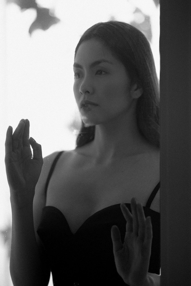 Diện đồ bơi liền mảnh, Hà Tăng lại khiến fan nức nở với tấm lưng trần gợi cảm Diện đồ bơi liền mảnh, Hà Tăng lại khiến fan nức nở với tấm lưng trần gợi cảm