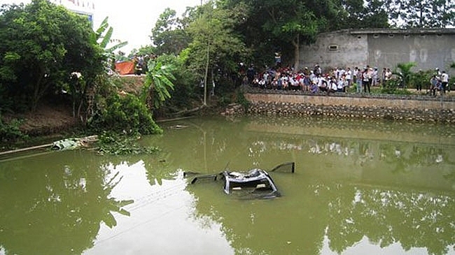 Ô tô lao xuống ao, tài xế điện thoại về nhà cầu cứu nhưng vẫn thiệt mạng