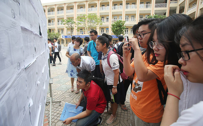 Thí sinh rồng vàng làm thủ tục vượt vũ môn