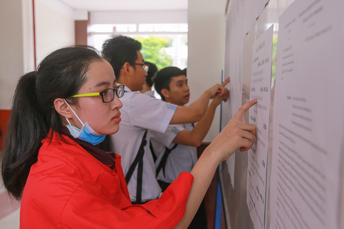 Thí sinh rồng vàng làm thủ tục vượt vũ môn