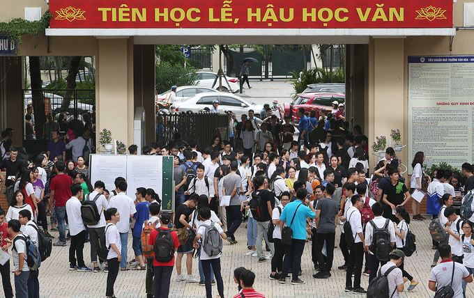 Thí sinh rồng vàng làm thủ tục vượt vũ môn