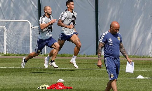 Cầu thủ Argentina tự chọn đội hình đấu Nigeria