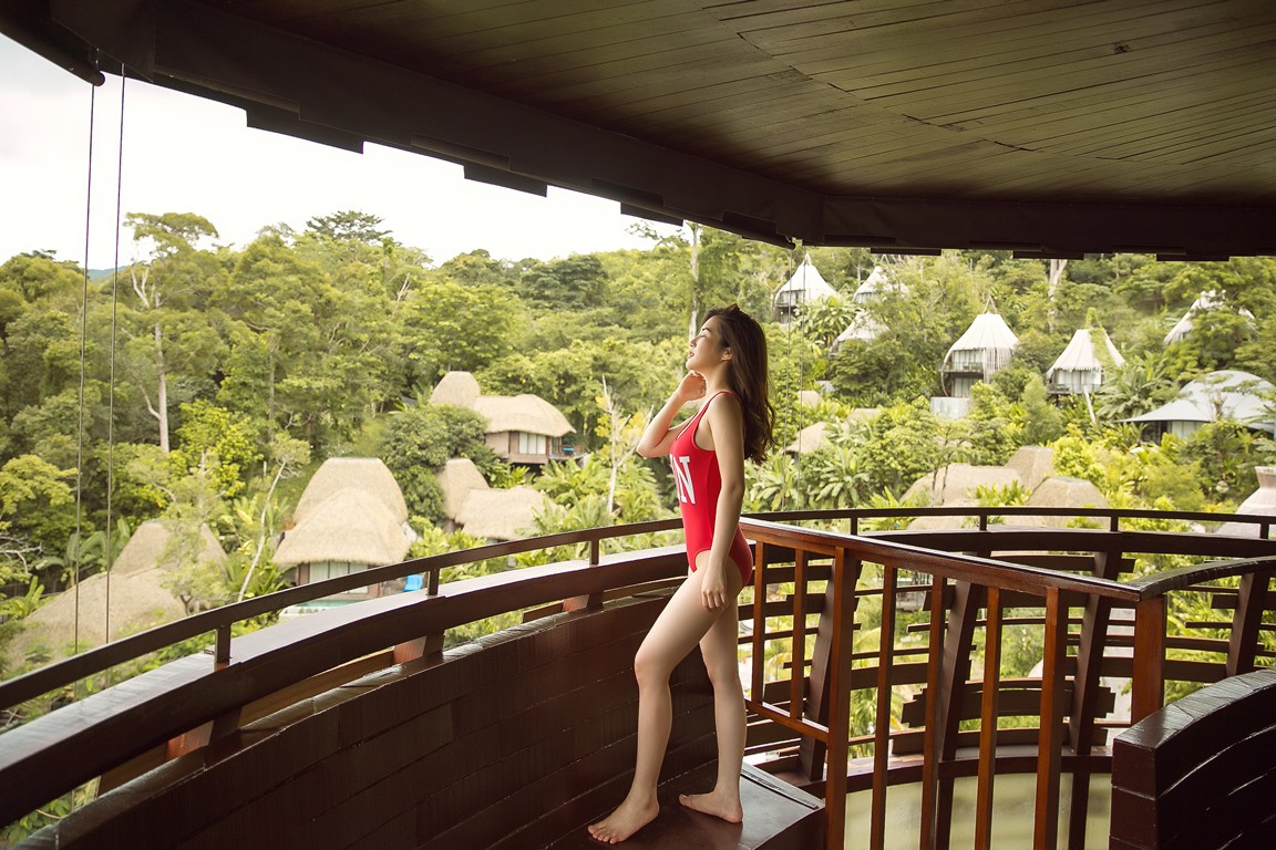 Hương Tràm táo bạo khoe vòng 1 nảy nở cùng vóc dáng đồng hồ cát khi diện áo tắm