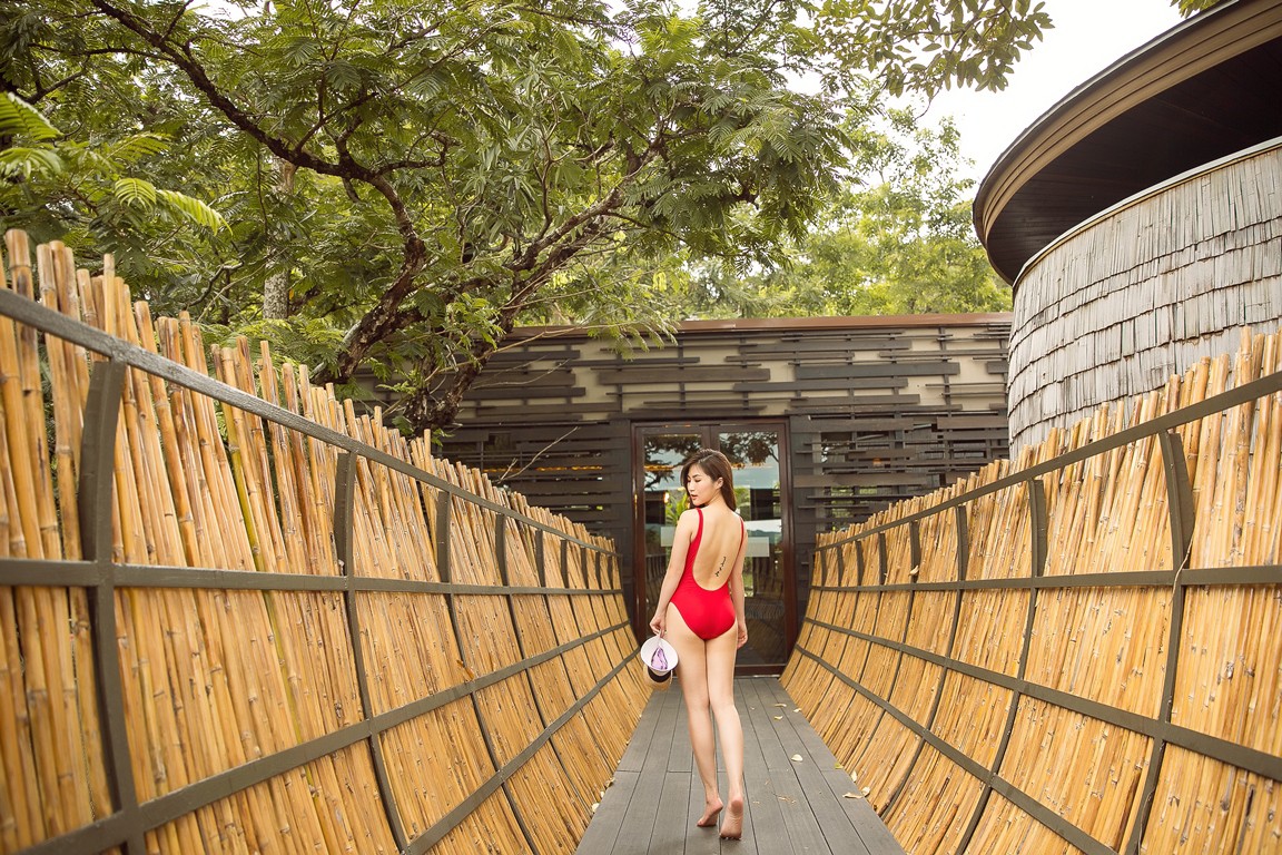 Hương Tràm táo bạo khoe vòng 1 nảy nở cùng vóc dáng đồng hồ cát khi diện áo tắm