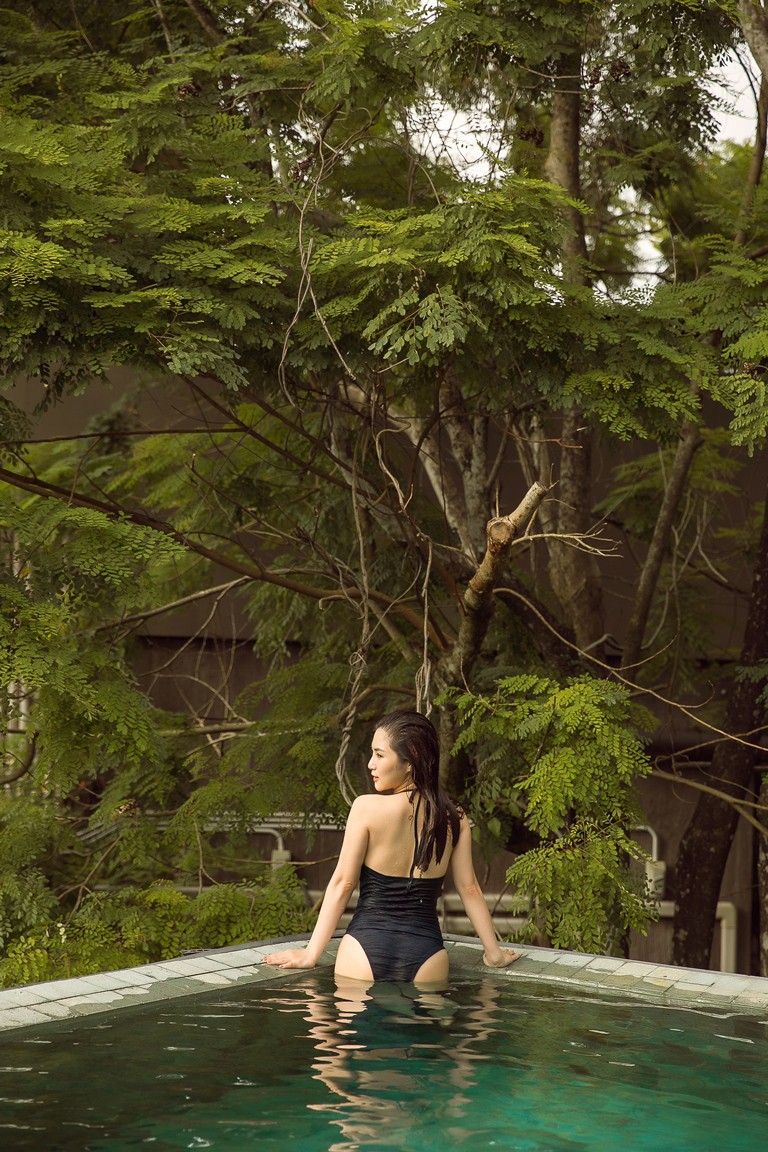 Hương Tràm táo bạo khoe vòng 1 nảy nở cùng vóc dáng đồng hồ cát khi diện áo tắm