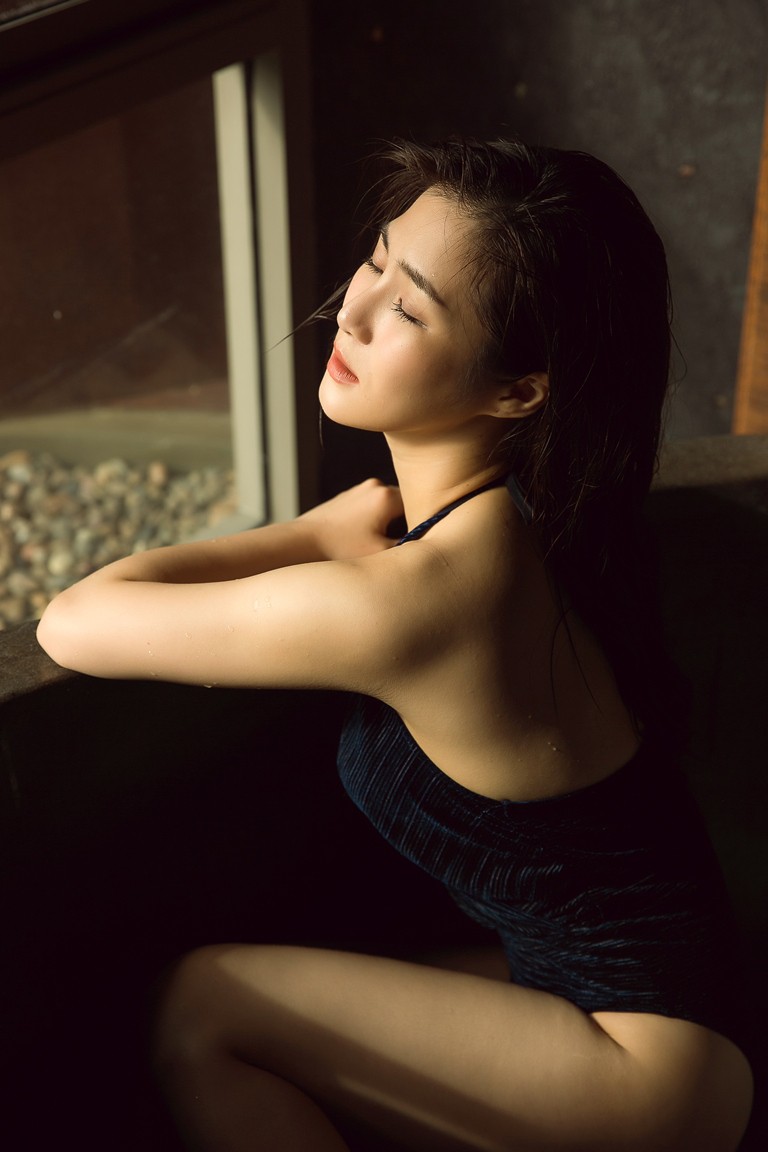 Hương Tràm táo bạo khoe vòng 1 nảy nở cùng vóc dáng đồng hồ cát khi diện áo tắm