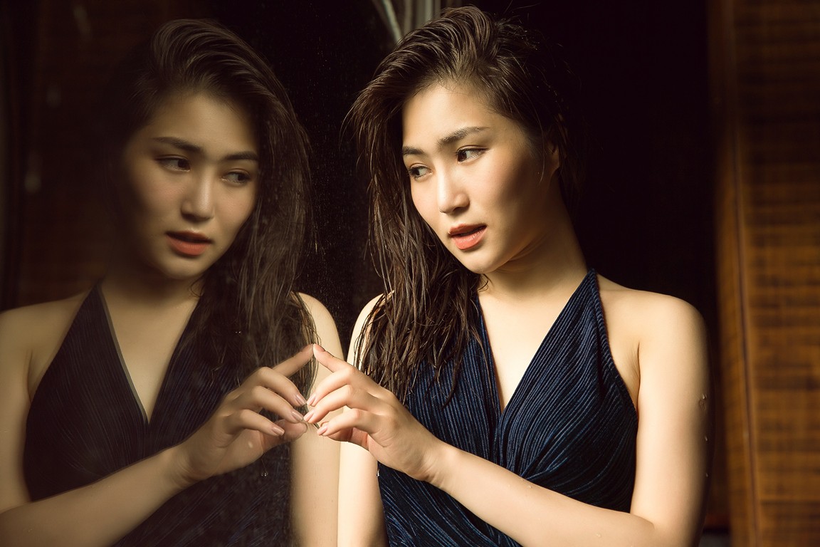 Hương Tràm táo bạo khoe vòng 1 nảy nở cùng vóc dáng đồng hồ cát khi diện áo tắm