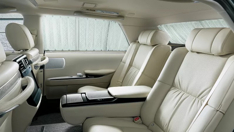 Toyota Century - sedan cao cấp đắt gấp đôi xe Lexus