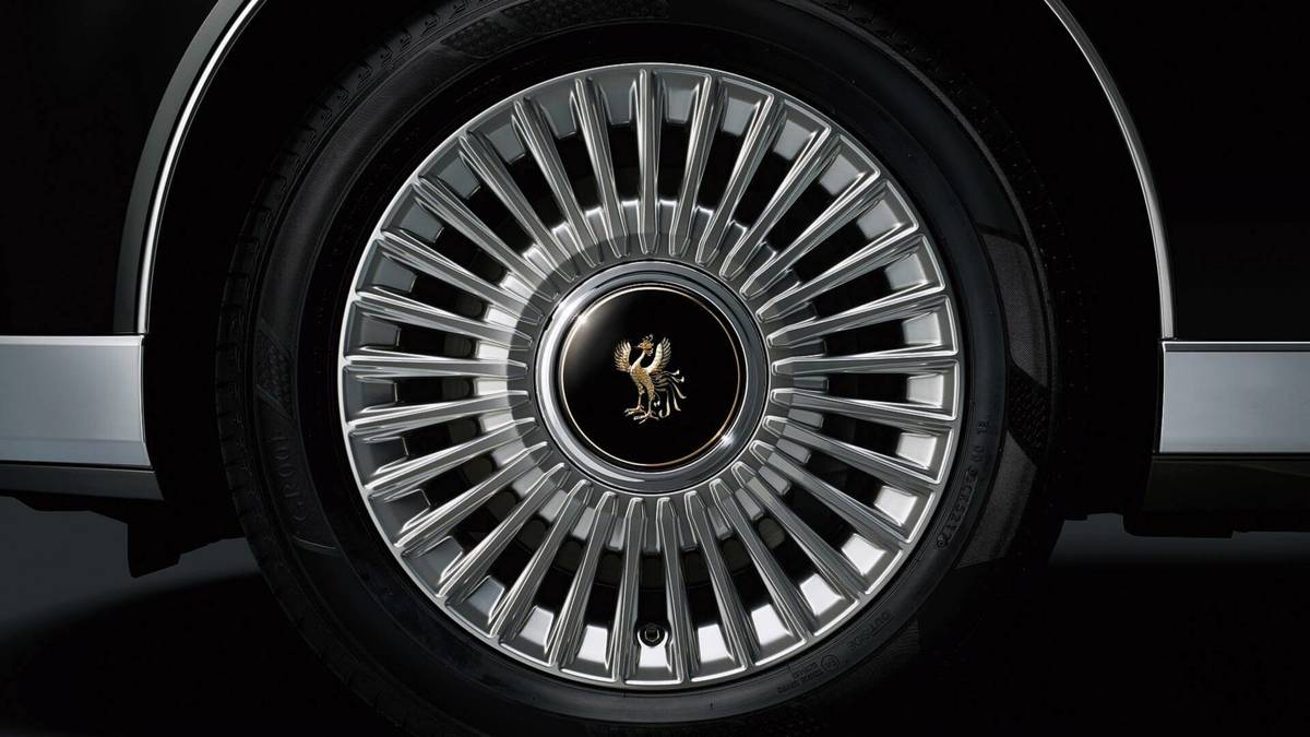 Toyota Century - sedan cao cấp đắt gấp đôi xe Lexus