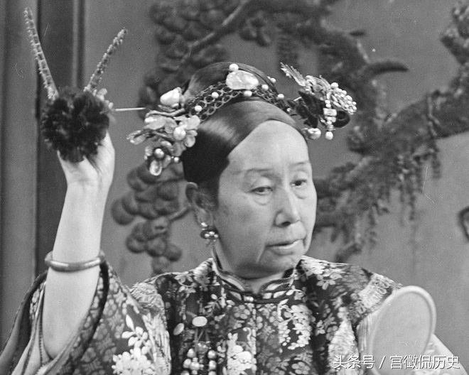 Từ Hi Thái hậu: Ăn cơm có thái giám đút tận miệng, lau mặt có người làm thay, đến tắm rửa cũng có cung nữ kỳ cọ