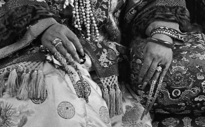 Từ Hi Thái hậu: Ăn cơm có thái giám đút tận miệng, lau mặt có người làm thay, đến tắm rửa cũng có cung nữ kỳ cọ