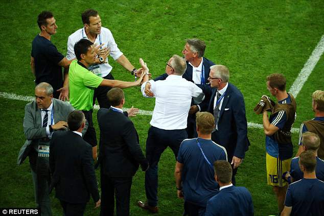 Thắng phút chót, tuyển Đức ăn mừng khiêu khích Thụy Điển?