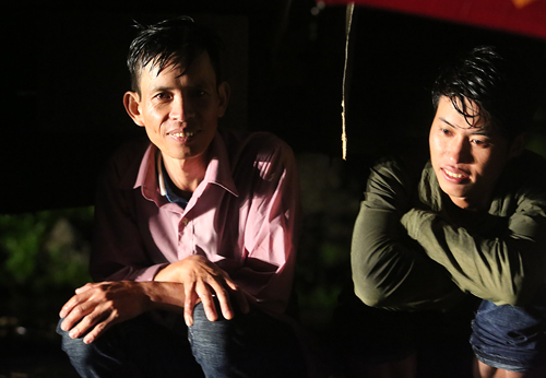 Hàng trăm người vạ vật chờ thông xe về Lai Châu