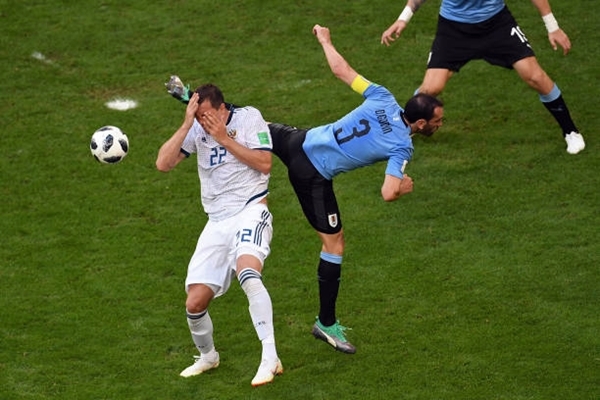 Uruguay đè bẹp Nga trong thế hơn người Uruguay đè bẹp Nga trong thế hơn người