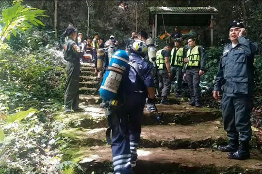 Mất tích cả đội bóng khi tham quan hang động