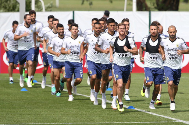 Đội tuyển Argentina đại loạn, cầu thủ muốn HLV Sampaoli bị sa thải ngay lập tức Đội tuyển Argentina đại loạn, cầu thủ muốn HLV Sampaoli bị sa thải ngay lập tức