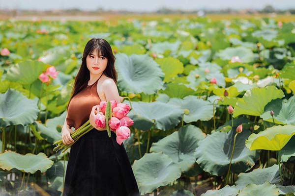 Thiếu nữ có vòng 1 khủng 110cm bất ngờ tung ảnh áo yếm lưng trần gợi cảm bên sen