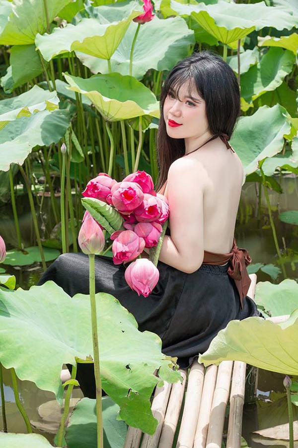 Thiếu nữ có vòng 1 khủng 110cm bất ngờ tung ảnh áo yếm lưng trần gợi cảm bên sen