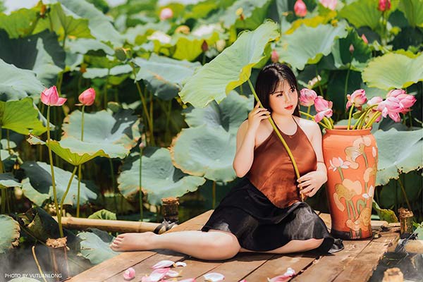 Thiếu nữ có vòng 1 khủng 110cm bất ngờ tung ảnh áo yếm lưng trần gợi cảm bên sen