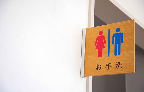 CĐV Nhật Bản chen nhau đi vệ sinh như ong vỡ tổ, tè... trôi cả Tokyo