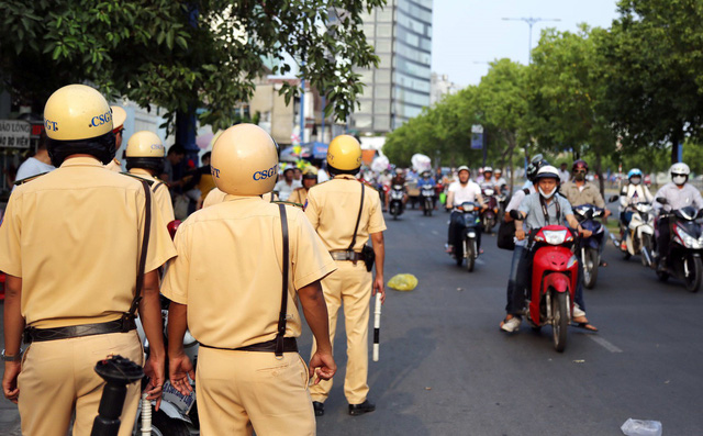Thanh niên 19 tuổi mặc đồ CSGT đi... xin tiền người dân