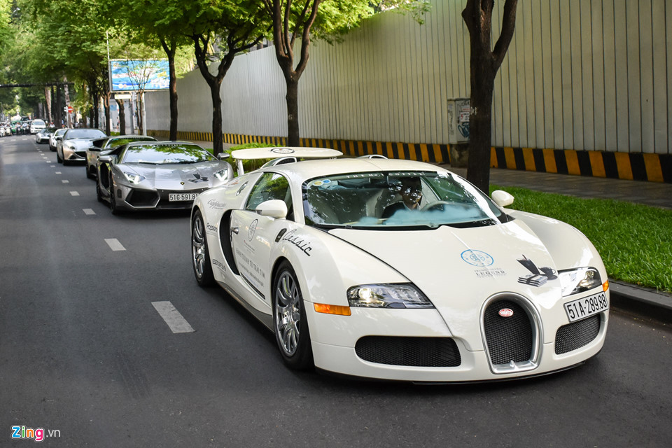 Siêu xe triệu USD của ông Đặng Lê Nguyên Vũ nối đuôi trên phố SG