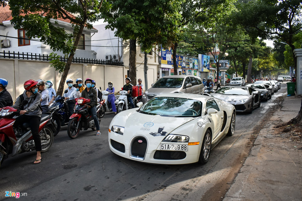 Siêu xe triệu USD của ông Đặng Lê Nguyên Vũ nối đuôi trên phố SG