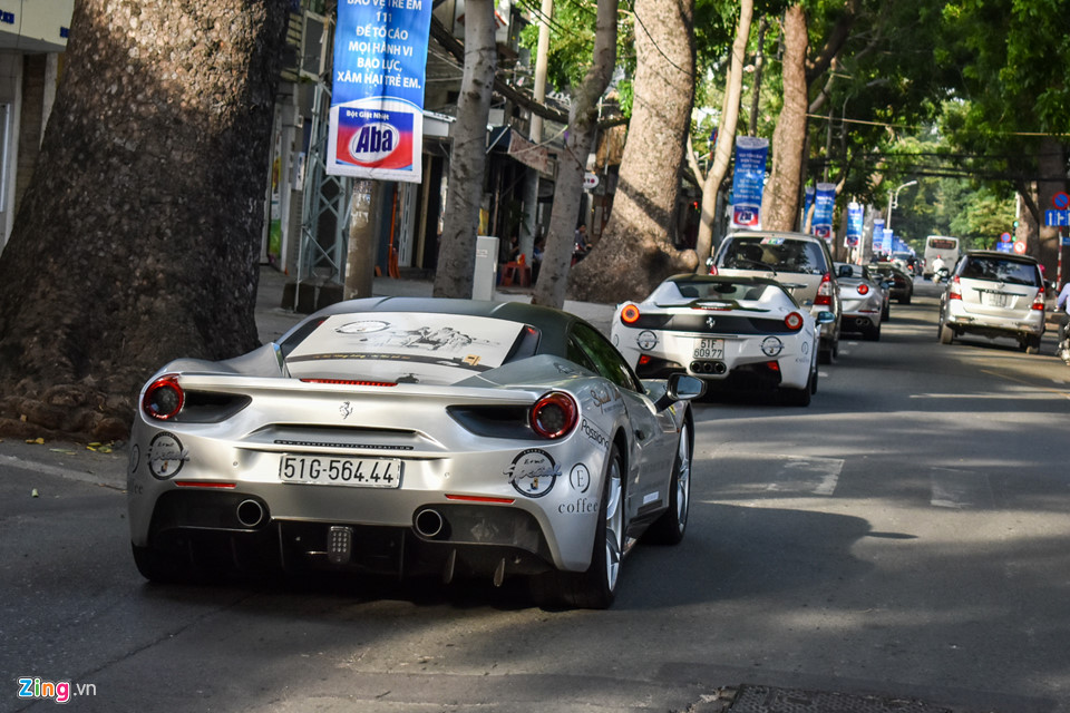 Siêu xe triệu USD của ông Đặng Lê Nguyên Vũ nối đuôi trên phố SG