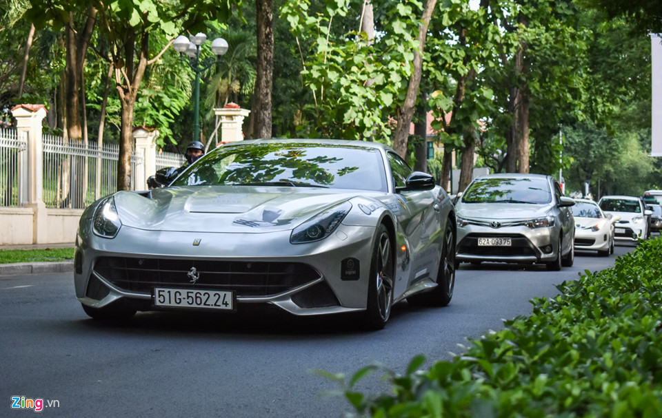 Siêu xe triệu USD của ông Đặng Lê Nguyên Vũ nối đuôi trên phố SG
