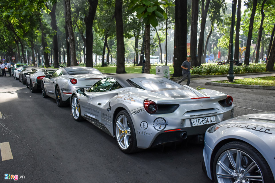 Siêu xe triệu USD của ông Đặng Lê Nguyên Vũ nối đuôi trên phố SG