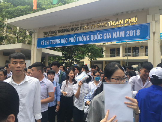 Điểm thi nhốt TS hơn 50 phút, cán bộ làm bài cho TS bị nạn