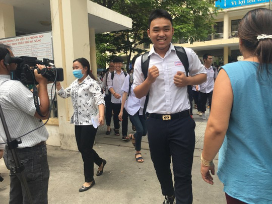 Điểm thi nhốt TS hơn 50 phút, cán bộ làm bài cho TS bị nạn