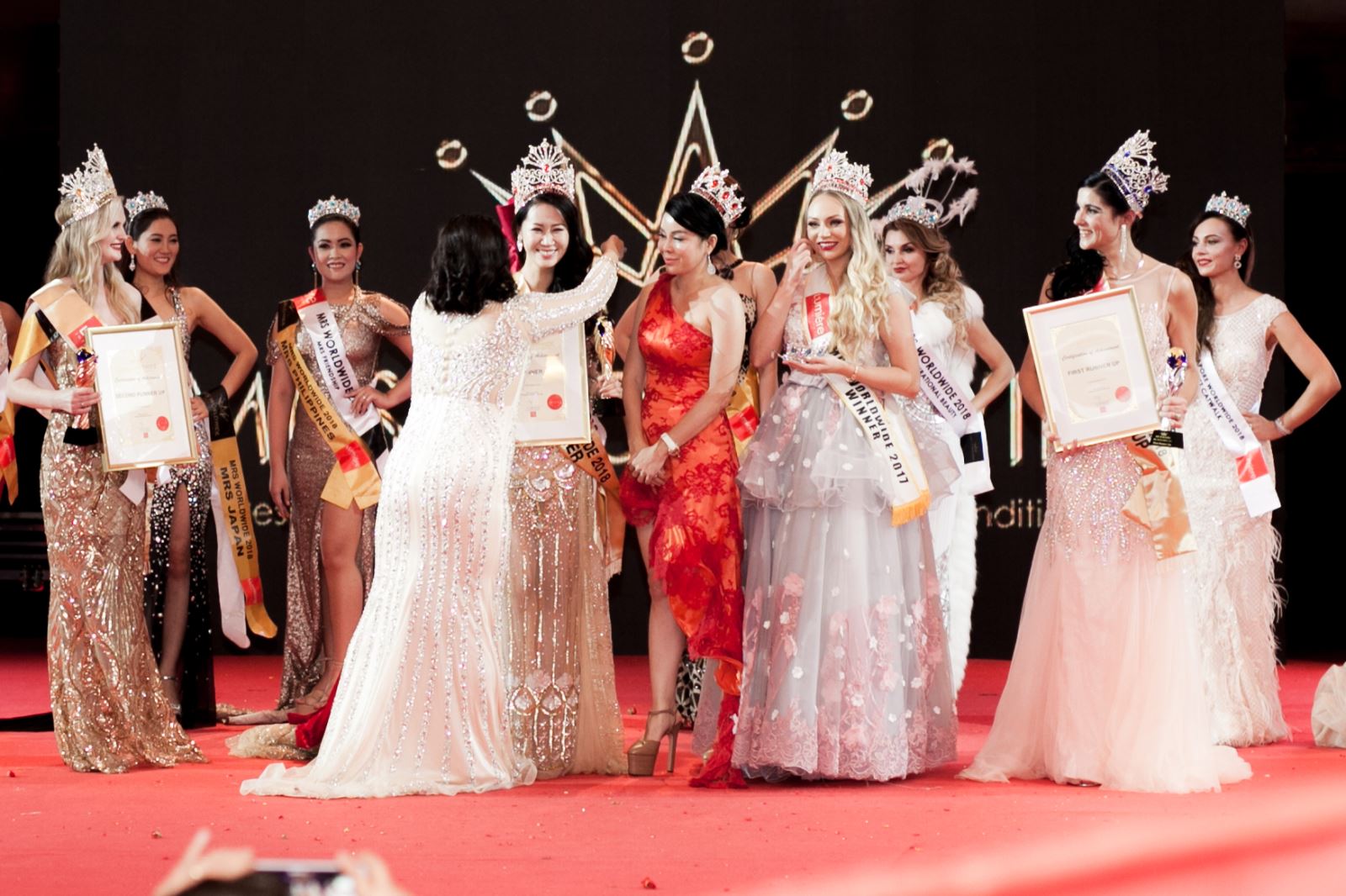 Clip Dương Thùy Linh bất ngờ đăng quang Hoa hậu Phụ nữ toàn thế giới 2018 Clip Dương Thùy Linh bất ngờ đăng quang Hoa hậu Phụ nữ toàn thế giới 2018