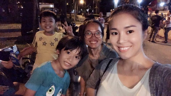 Trên phim căng thẳng là thế, dàn diễn viên Gạo Nếp Gạo Tẻ lại cực nhí nhố trong hậu trường