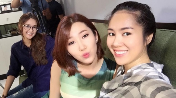 Trên phim căng thẳng là thế, dàn diễn viên Gạo Nếp Gạo Tẻ lại cực nhí nhố trong hậu trường