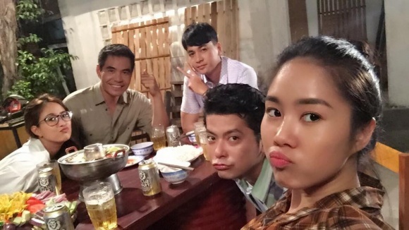 Trên phim căng thẳng là thế, dàn diễn viên Gạo Nếp Gạo Tẻ lại cực nhí nhố trong hậu trường